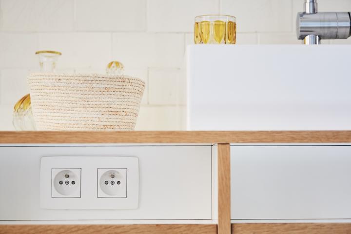 Badkamermeubel op maat, ingewerkte stopcontacten