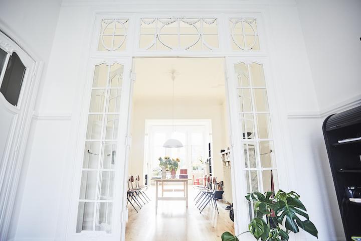 Vernieuwd parket en glazen deur in herenhuis