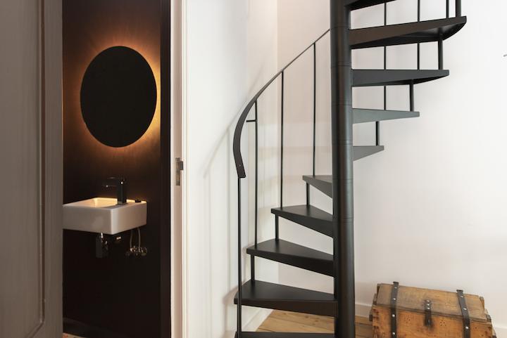 Verlichte spiegel en wenteltrap op maat