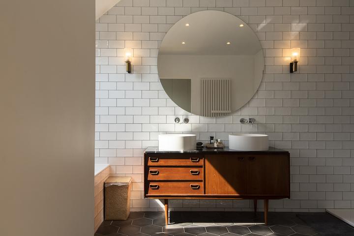 Aanpassing vintage badkamermeubel en verlichting